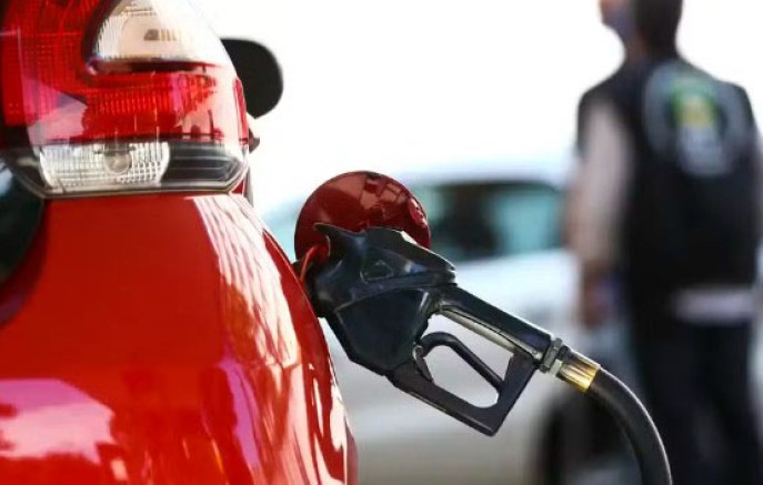 Preço médio da gasolina sobe até R$ 0,31 em cidades do Paraná, aponta ANP