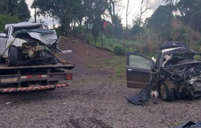 Colisão entre dois carros deixa quatro mortos e dois feridos no Paraná