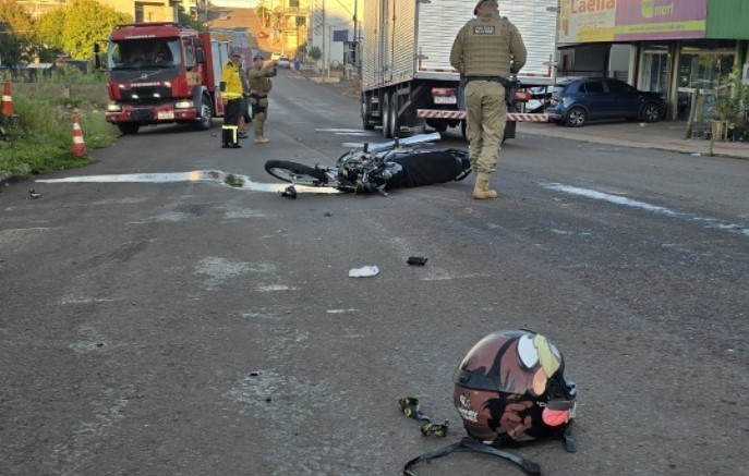 Motociclista morre após colisão entre moto e caminhão no centro da cidade