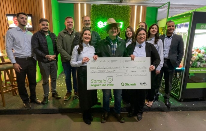 Sicredi entrega prêmio de mais de R$ 8 mil a associado durante abertura da Festa do Chapéu de Palha