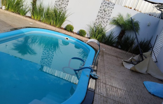 Guarda-sol é arremessado por vendaval e quase atinge crianças