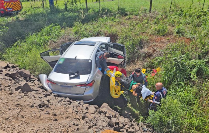 Família fica ferida após saída de pista e queda em barranco na BR-163