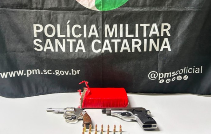 Desentendimento entre familia termina com tiros, prisão e apreensão de armas e droga