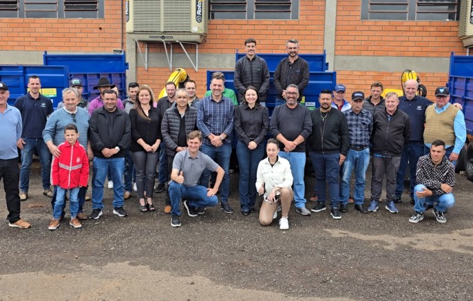 Administração entrega novos implementos agrícolas