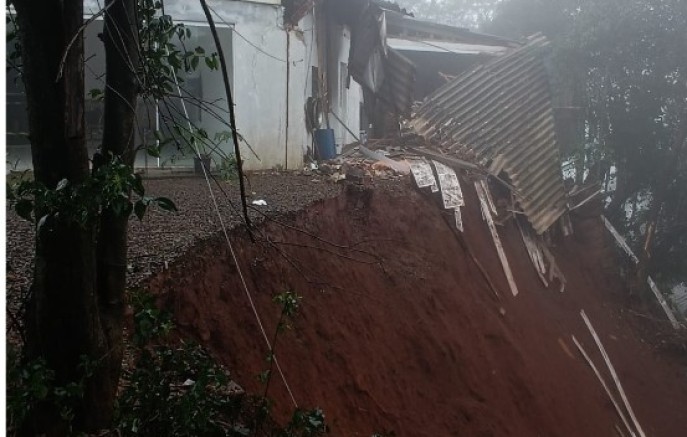 Queda de muro de contenção provoca deslizamento de terra e família deixa residência