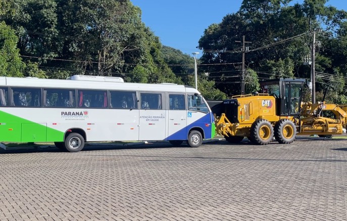 Município recebe motoniveladora e micro-ônibus de 37 lugares para reforçar serviços públicos