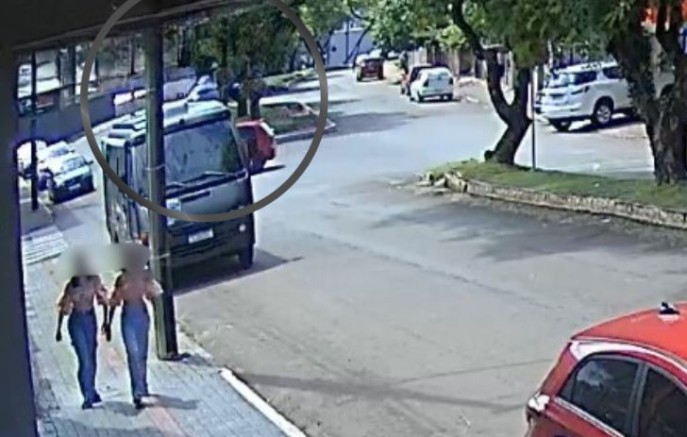 Carro sobe em rótula em construção na Avenida Paraná