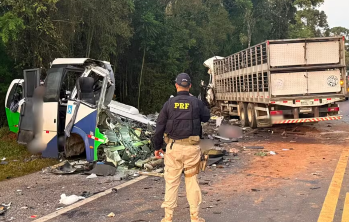 Acidente entre micro-ônibus e carreta deixa 22 mortos e cinco feridos