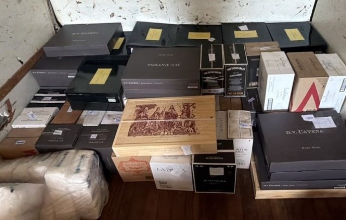 PF prende homem transportando cerca de 90 caixas de vinho irregular