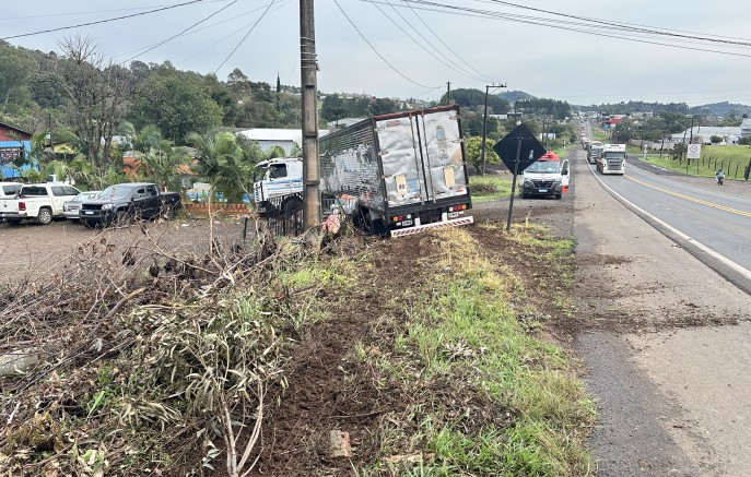 Carreta argentina fica sem freio na Serra do BNH e atinge muro de residência