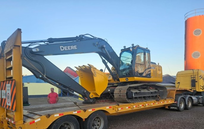 Nova escavadeira hidráulica reforça a Secretaria de Obras