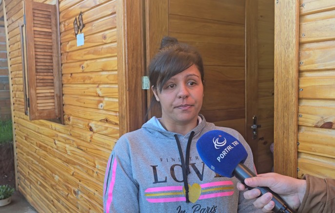 Depois de perder a filha, o marido e a mãe, Daniela enfrenta a vida sozinha e pede ajuda para dar mais dignidade às três filhas