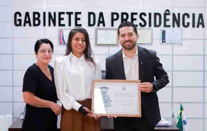 Advogada que salvou a mãe e o primo em incêndio recebe homenagem na Câmara de Vereadores