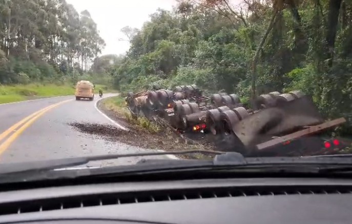 Carreta bitrem carregada com adubo sai da pista e tomba na BR-163
