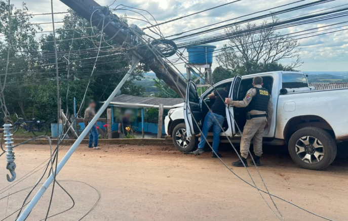 Caminhonete furtada no Rio Grande do Sul é recuperada após bater em poste