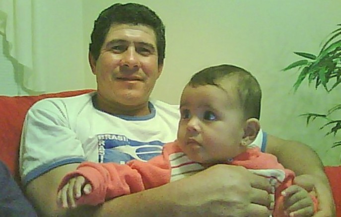 Jovem busca homem que a criou como filha e agora divulga nova foto na esperança de reencontro