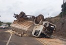 Motorista morre após caminhão capotar em acidente na SC-159
