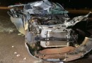 Carro fica destruído após forte batida com caminhão na BR-277
