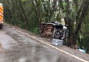 Motorista sai ilesa de capotamento de veículo na BR-282