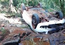 Homem fica ferido após veículo cair de uma ponde de 4 metros de altura