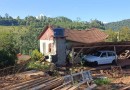 Caminhão sem freios atinge casa e surpreende moradores em Modelo