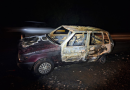 Veículo com placas de Maravilha fica destruído após incêndio em Pinhalzinho; condutor não foi localizado