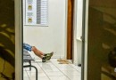 Homem procurado por tráfico e posse de arma de fogo é preso enquanto traficava
