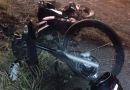 Motocicleta colide contra cerca e deixa dois feridos