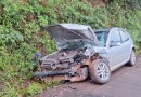 Colisão frontal deixa mulher ferida no interior