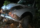 ​Camionete sai da pista, cai em ribanceira e colide em árvores