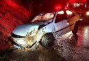 Veículo bate em barranco e é abandonado na PR-562