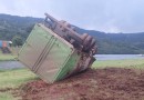 Caminhão capota após falha nos freios na descida do Goio-Ên