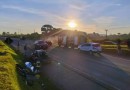 Duas pessoas morrem em grave acidente com carro e três carretas na BR-153