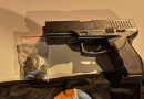 Motorista sem CNH foge da PM e é flagrado com maconha e simulacro de arma