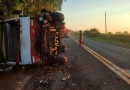 Caminhão tomba na PRC-158 e motorista fica ferido
