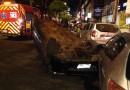 Mulher colide em radar e capota veículo no centro de Chapecó