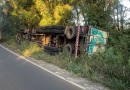 Caminhão capota na PR 481 sentido à Ampére