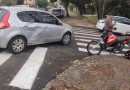 Colisão entre carro e motocicleta deixa jovem ferida