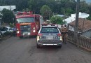 Veículo quase invade residência em saída de pista