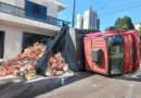 Caminhão desgovernado atropela motorista e tomba em Chapecó