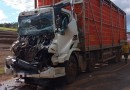Motorista fica preso nas ferragens em colisão traseira entre caminhão e carreta