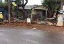 Árvore cai parcialmente sobre casa no Bairro Peperiguaçú