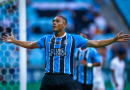 Com três de Carlos Vinícius, Grêmio goleia o São Luiz e dorme na liderança do grupo B do Gauchão