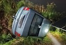 Veículo sai da pista e capota no interior