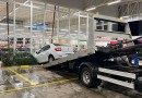 Carro invade mercado após motorista esquecer de acionar freio de mão