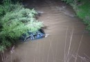 Dois adultos e uma criança ficam feridas após veículo capotar e cair em rio