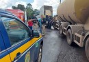 Motociclista vai parar em cima de caminhão após acidente na Willy Barth