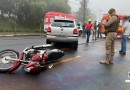 Motociclista cai após escorregar em óleo na pista e tem cabeça atingida por carro