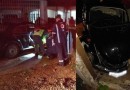 Fusca colide em muro de residência e condutor fica ferido