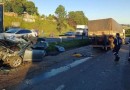 Casal de jovens morre após carro ser prensado por carretas na BR-376, no Paraná